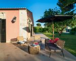 villa-gira-sole-sitzplatz-mit-sonnenschirm.jpg