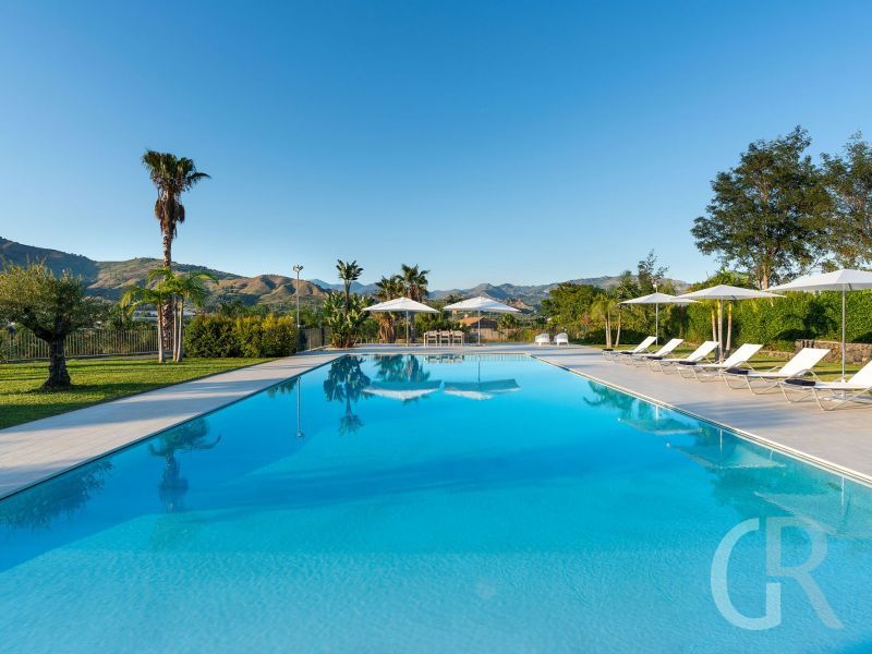 villa-greta-grosser-pool-mit-sonnenliegen.jpg