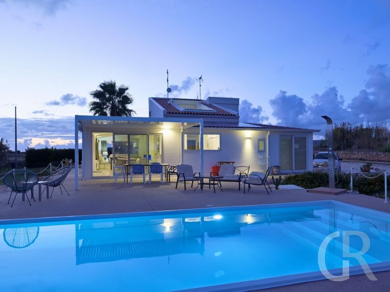 villa-ibla-beleuchtetes-ferienhaus-am-abend.jpg