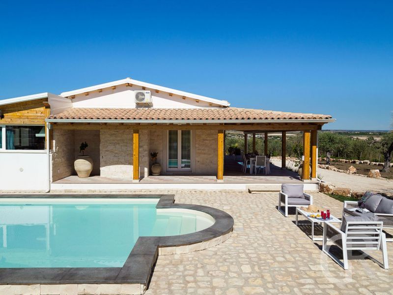 villa-kika-terrasse-und-pool.jpg