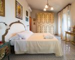 villa-la-boheme-weisses-bett-im-schlafzimmer.jpg