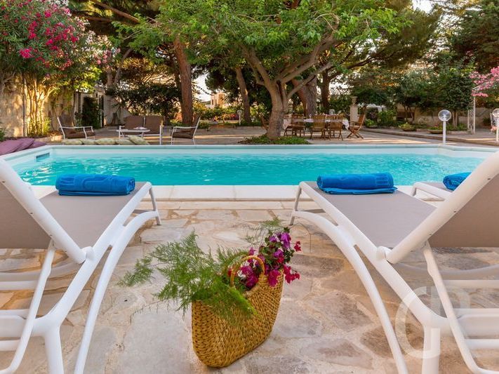 villa-la-forma-pool-mit-blumen.jpg