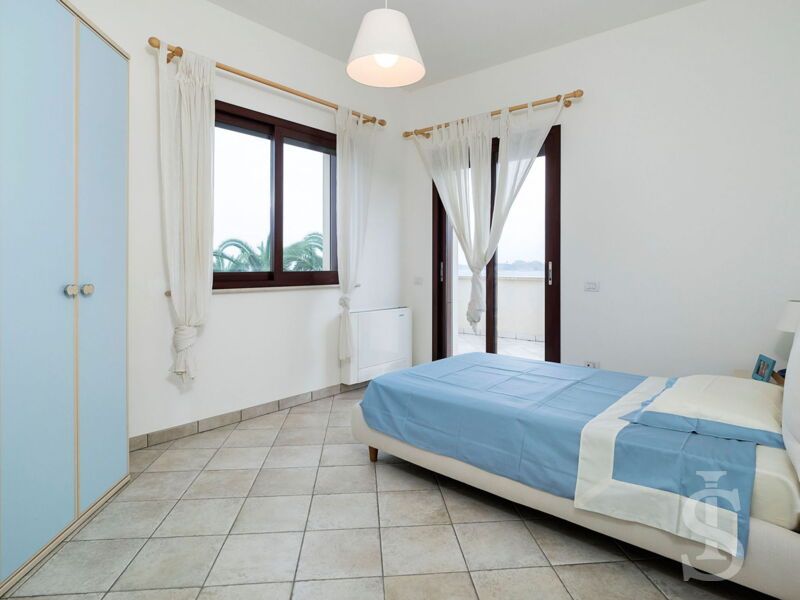 villa-la-plage-blau-weisses-schlafzimmer.jpg
