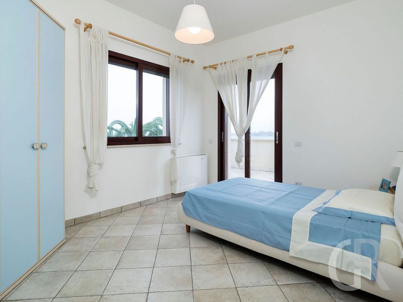 villa-la-plage-blau-weisses-schlafzimmer.jpg