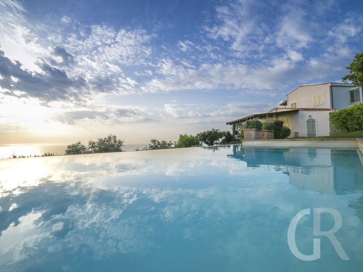 villa-laura-blick-vom-pool-auf-das-ferienhaus.jpg