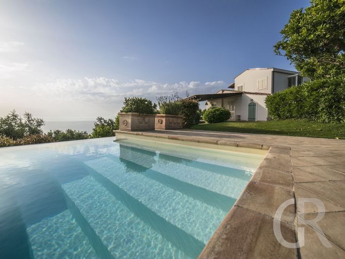 villa-laura-mit-einstieg-zum-pool.jpg