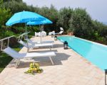 villa-laura-sonnenliegen-mit-sonnenschirm.JPG
