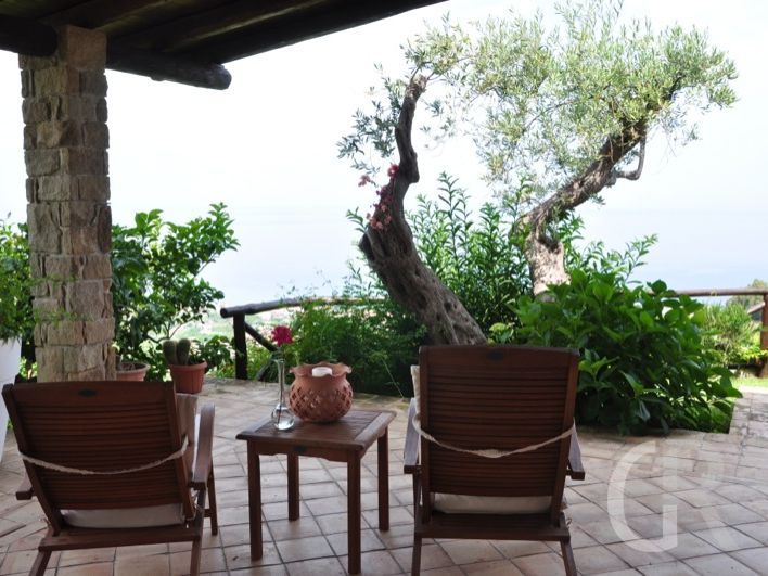 villa-laura-terrasse-mit-sitzmoebeln.JPG