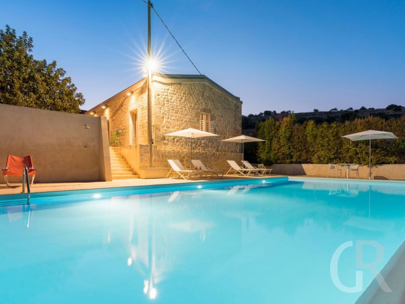 villa-luna-pool-am-abend.jpg