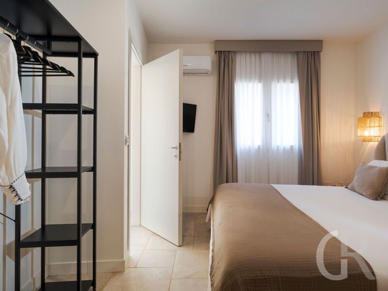 villa-maddalena-schlafbereich-mit-bett-und-schrank.jpg