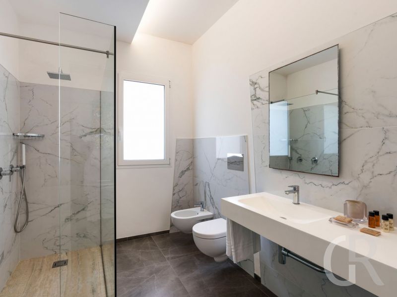 villa-mare-dentro-dusche-und-waschbecken.jpg