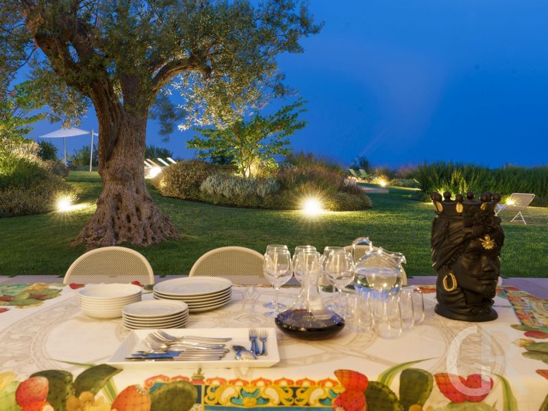 villa-meravilla-esstisch-am-abend.jpg