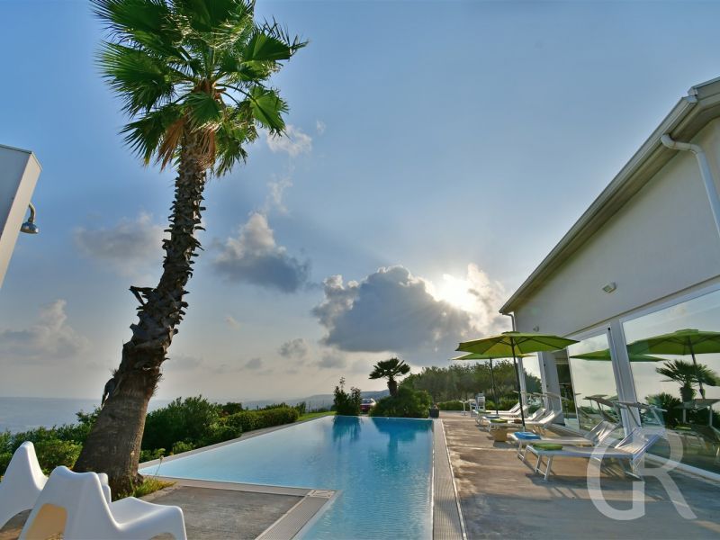 villa-nausica-palme-am-pool.jpg