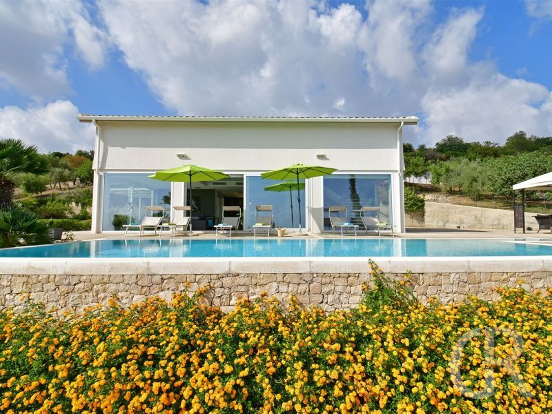 villa-nausica-pool-mit-villa.jpg
