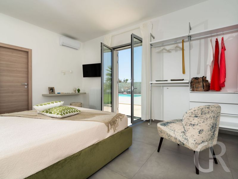 villa-nica-doppelbett-mit-ausgang-ins-freie.jpg