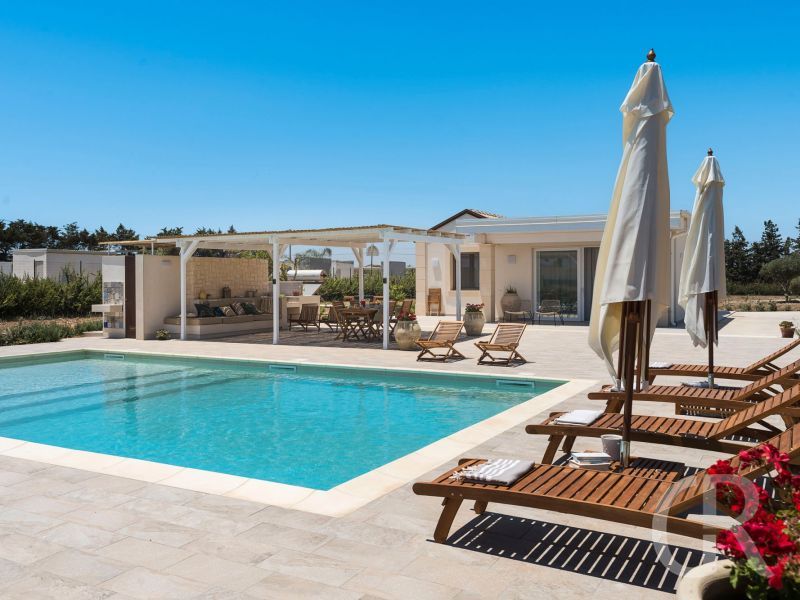 villa-paolina-blick-auf-schwimmbad-und-terrasse.jpg