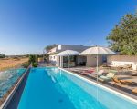 villa-persefone-schwimmbad-mit-sooenschirmen.jpg