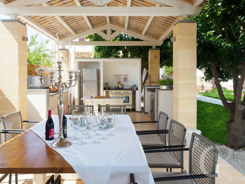 villa-pietra-del-sole-esstisch-im-freien.jpg