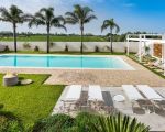 villa-pietra-del-sole-pool-mit-sonnenliegen.jpg