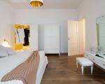 villa-pietra-del-sole-schlafzimmer-mit-kommode.jpg