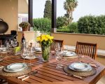 villa-profumo-esstisch-auf-der-terrasse.jpg