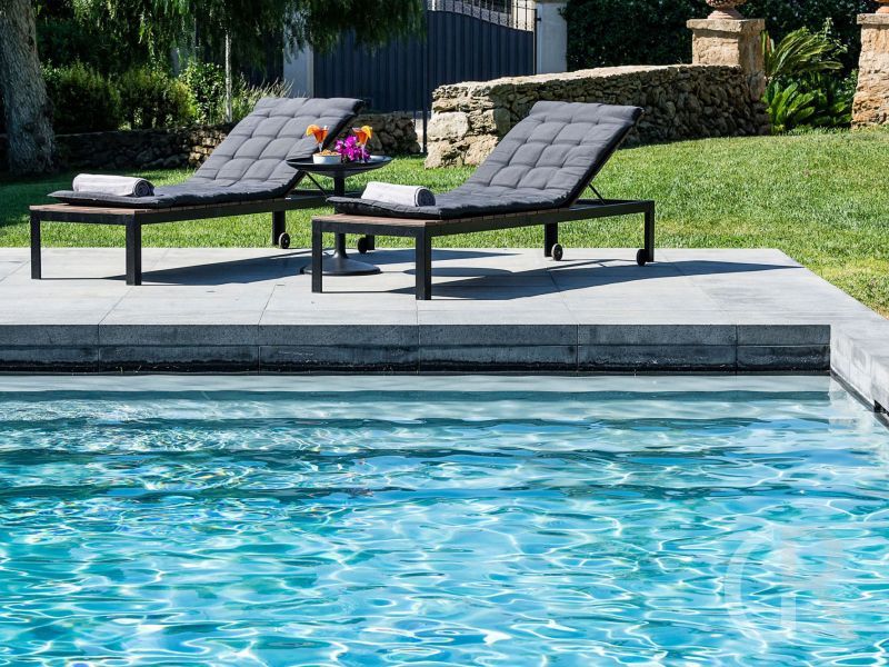 villa-profumo-pool-mit-liegen.jpg