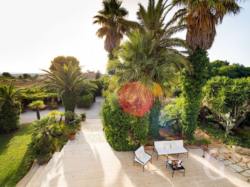 villa-san-ciro-garten-mkit-sitzplatz.jpg