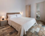 villa-sike-weisses-doppelbett.jpg