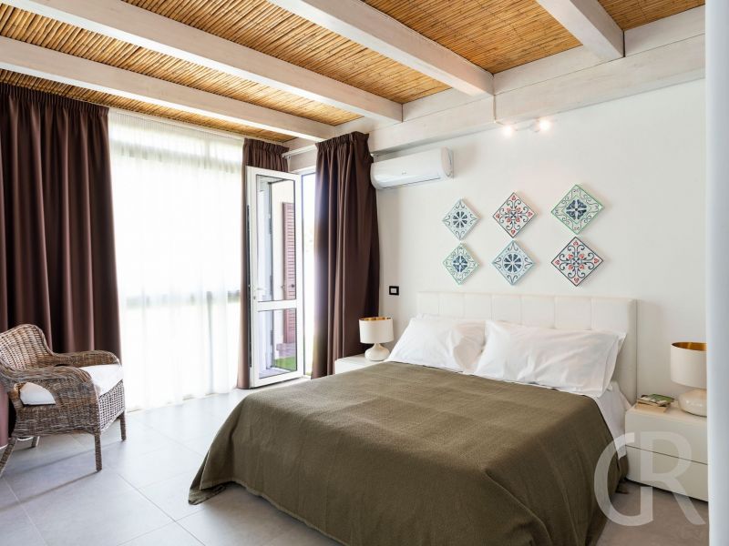 villa-stella-maris-grosses-bett.jpg