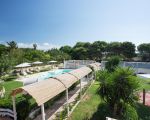 villa-timparosa-grosser-garten-mit-pool.jpg