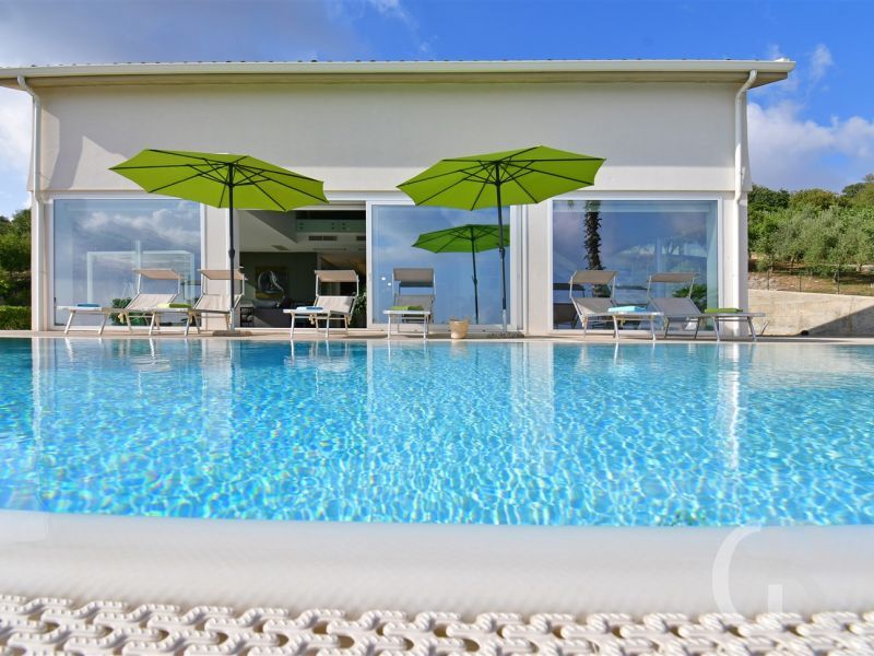 villa-und-pool-mit-sonnenschirmen.jpg