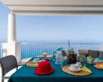 villa-vulcano-gedeckter-terrassentisch.jpg