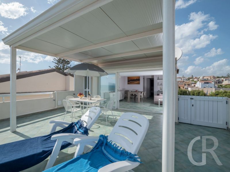 archimede-herrliche-terrasse-am-meer.jpg