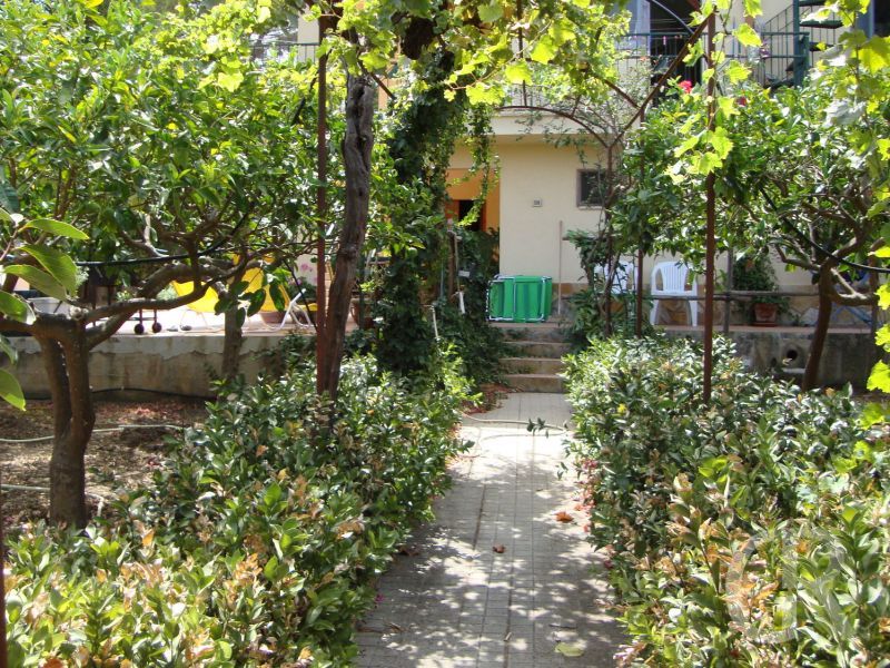 bonagia-garten-der-ferienwohnungen.JPG