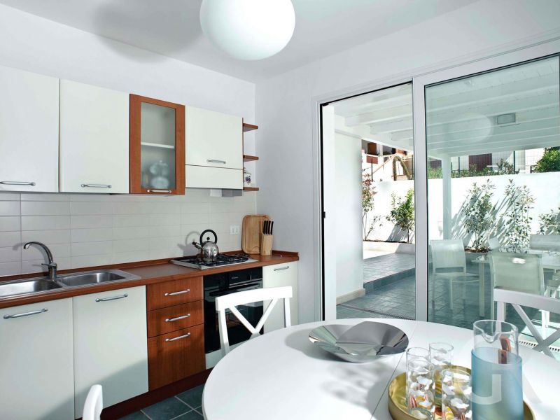 ferienhaus-aura-di-mare-kueche-mit-essplatz.jpg