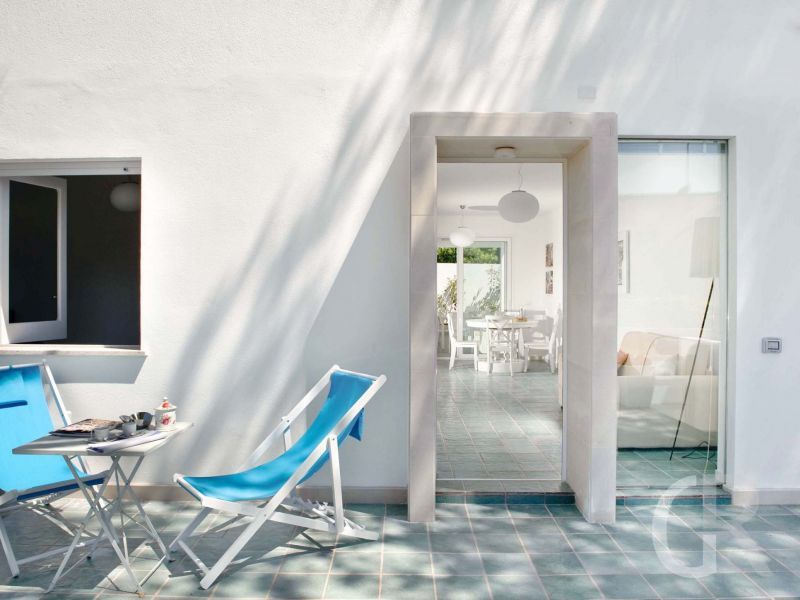 ferienhaus-aura-di-mare-terrasse-mit-sonnenstuehlen.jpg