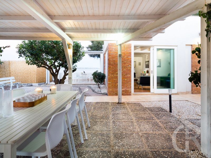 ferienhaus-baia-mar-esstisch-unter-der-pergola.jpg