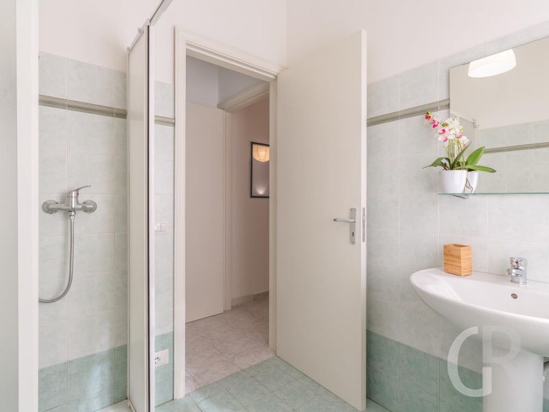 ferienhaus-kairos-modernes-badezimmer.jpg