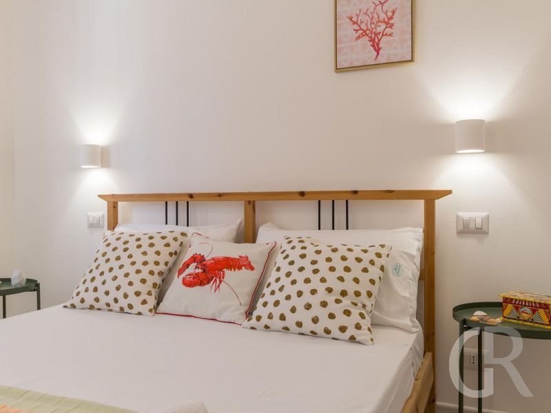 ferienhaus-kairos-schlafzimmer-mit-grossem-bett.jpg