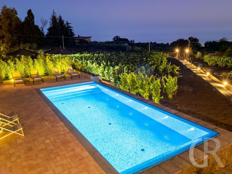 ferienhaus-la-rosa-pool-am-abend.jpg