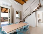 ferienhaus-mare-del-sud-esszimmer-mit-treppenaufgang.jpg