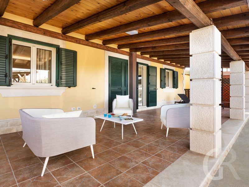 ferienhaus-mare-del-sud-sitzplatz-auf-der-terrasse.jpg