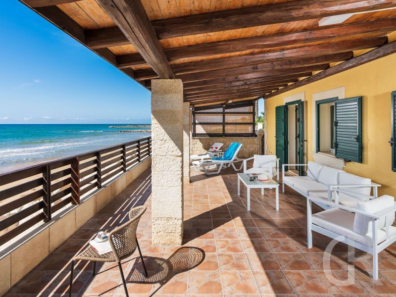 ferienhaus-mare-del-sud-ueberdachte-terrasse.jpg