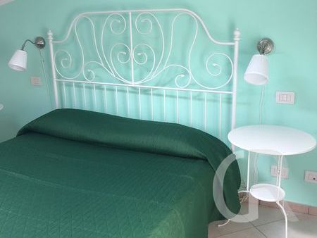 ferienwohnung-antonio-schlafzimmer-mit-doppelbett-und-nachttisch.jpg