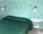 ferienwohnung-antonio-schlafzimmer-mit-doppelbett-und-nachttisch.jpg