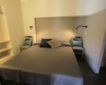 ferienwohnung-aristotele-doppelbett-im-schlafzimmer.jpg