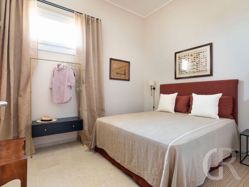 ferienwohnung-aurispa-grosses-bett-im-schlafzimmer.jpg