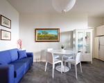 ferienwohnung-corallo-wohnraum-und-sofa.jpg