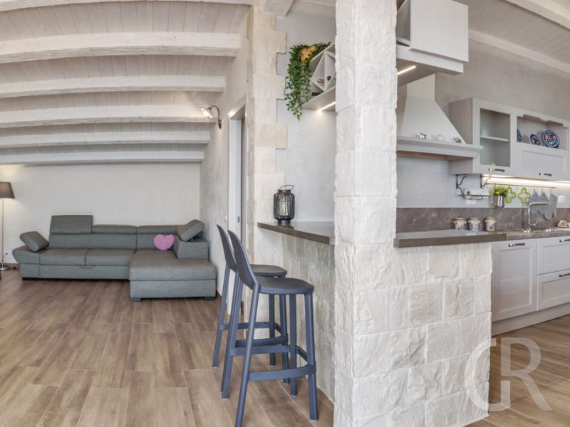 ferienwohnung-ducezio-blick-ins-wohnzimmer-und-in-die-kueche.jpg
