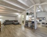 ferienwohnung-ducezio-wohnraum-mit-sofa-und-blick-in-die-kueche.jpg